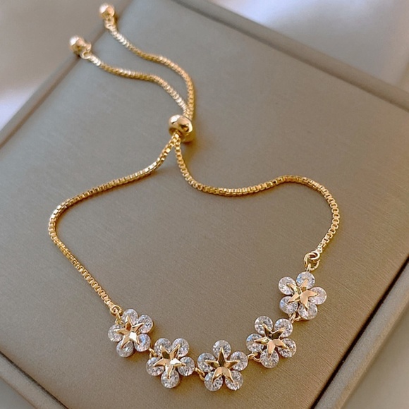 **HOSNA* Gold x Rhinestone Flower Shaped Fashion Bracelet - Picture 1 of 7